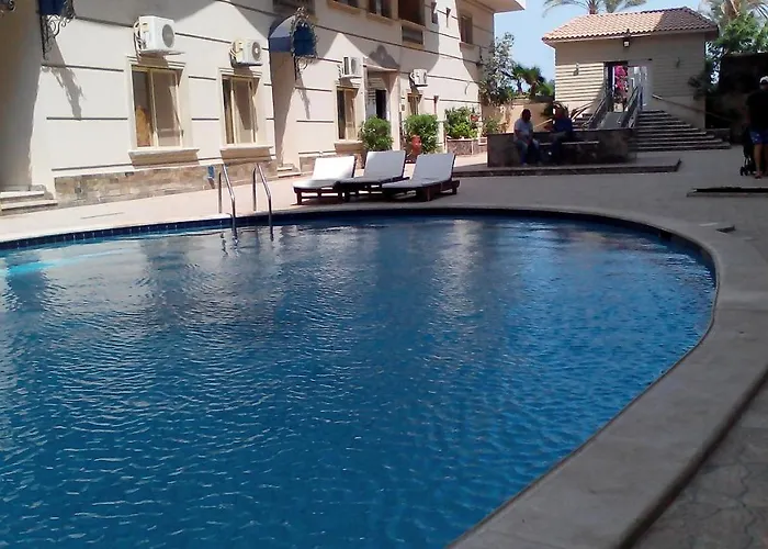 Cozy With Pool Near